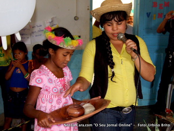 Aluna representa os &iacute;ndios Patax&oacute; de Coroa Vermelha na atualidade