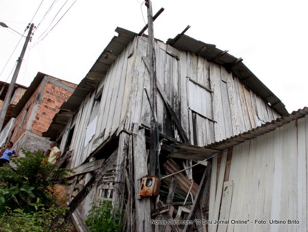 Situa&ccedil;&atilde;o das casas encarpitadas num barranco com as madeiras toda comida de cupins