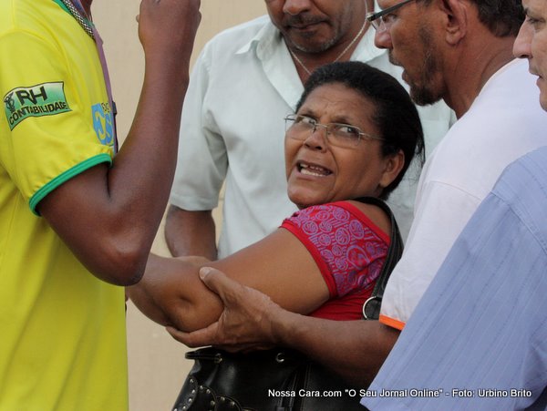 Esta senhora que supostamente &eacute; a m&atilde;e do Gild&aacute;sio sai levada por populares