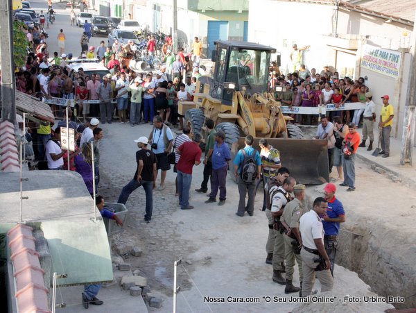 Nesta imagem &aacute;rea vemos o aglomerado de gente que se formou em volta da valeta  