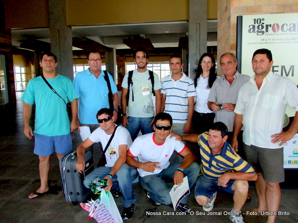 Parte da comitiva de Itabela na sa&iacute;da do hotel