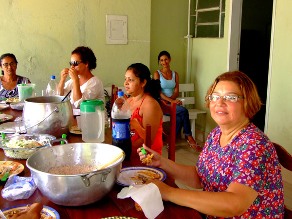 Eliane Menezes, almo&ccedil;ando com alunas do curso de flores tropicais