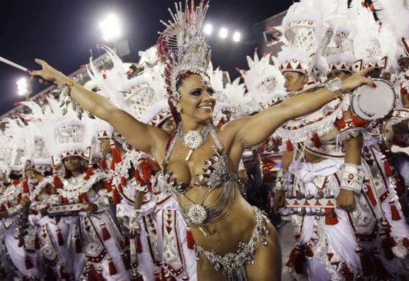 Viviane Ara&uacute;jo toca tamborim &agrave; frente da bateria do Salgueiro, escola campe&atilde; do Carnaval 2009 do Rio de Janeiro (23/02/2009)