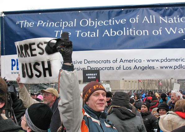 Paciifistas despedem-se dos portestos contra Bush nesta ter&ccedil;a-feira (19) em washington = Foto: Chico Mendez/G1