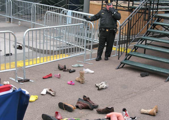 Policial observa os sapatos lan&ccedil;ados contra a resid&ecirc;ncia oficial (Foto: Chico Mendez/G1