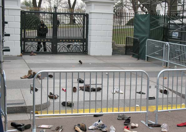 Sapatos lan&ccedil;ados contra a Casa Branca, um dia antes de George W. Bush deixar o governo (Foto: Chico Mendez/G1