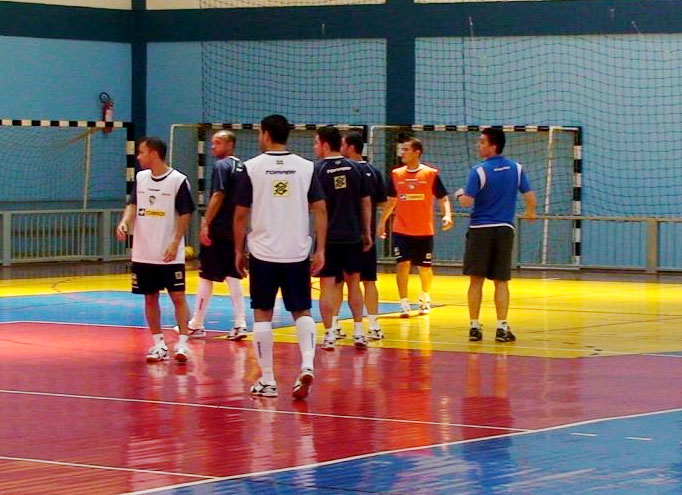 Jogadores do Brasil observam atentamente as instruções do técnico PC de Oliveira - Renan Prates/UOL Esporte