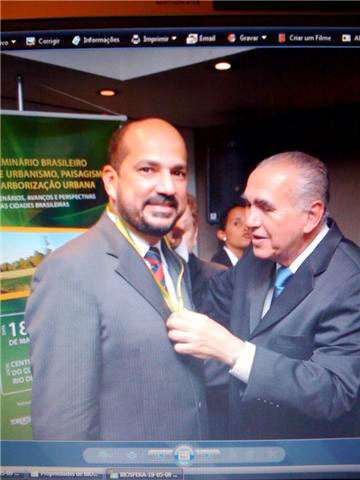 O prefeito Rob&eacute;rio recebe a medalha &ldquo;30 anos do Biosfera&rdquo;