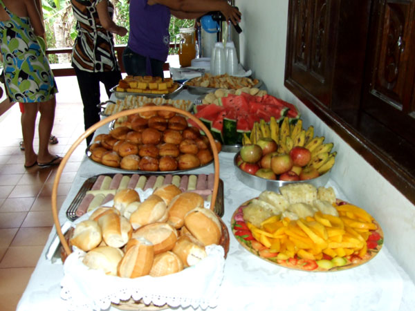 Mesa com um belissimo caf&eacute; da manh&atilde; servido os jornalistas e a todos presentes ap&oacute;s a coletiva
