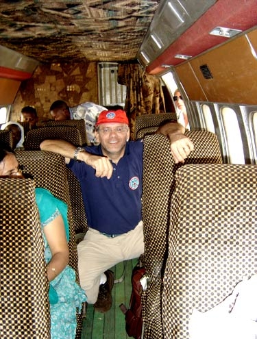 O juiz Paulo de Tarso em avi&atilde;o que teve que pousar em campo de futebol na Rep&uacute;blica Democr&aacute;tica do Congo (Foto: Arquivo pessoal) 