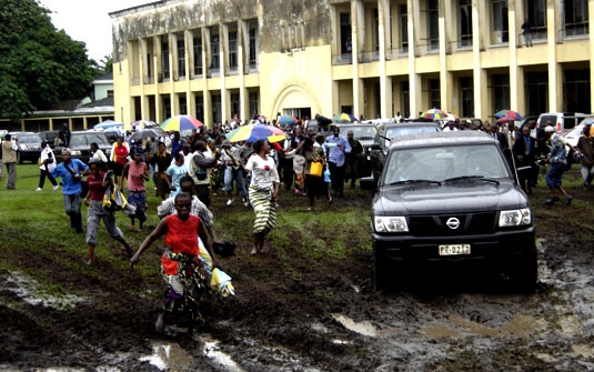 Grupo da ONU foge de manifestantes na Rep&uacute;blica Democr&aacute;tica do Congo; Paulo de Tarso conta que estava no carro que aparece na imagem e que a foto foi feito por um seguran&ccedil;a no ve&iacute;culo da frente (Foto: Arquivo pessoal) 