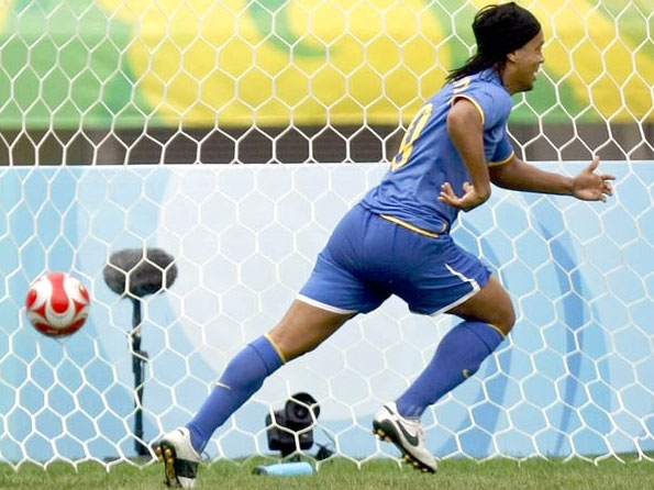 Ronaldinho parte para comemorar Reuters / Agência