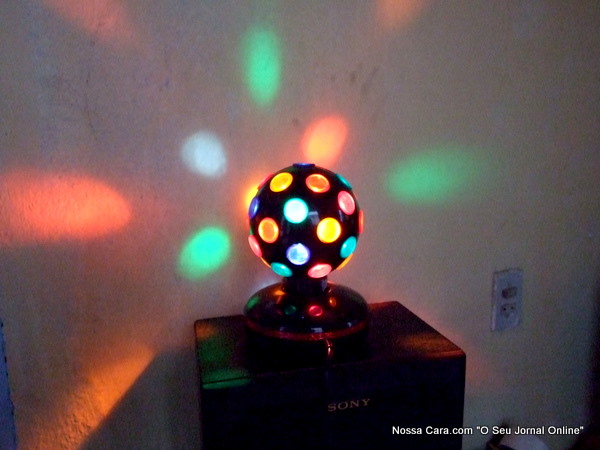 Até uma bola de luz negra para criar efeitos especiais