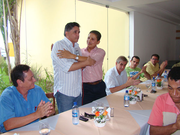Após discurso Gilberto Abade parabeniza o prefeito Jânio Natal