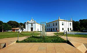 Em primeiro plano Marco Do Descobrimento, Igreja da Pena (equerda) e Casa de C&acirc;mara e cadeia (direita) hoje museu 