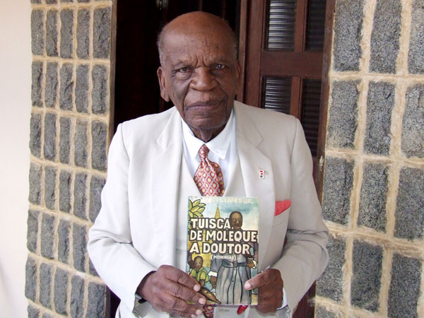 Dr. Lopes e o livro de Tuisca &agrave; Doutor