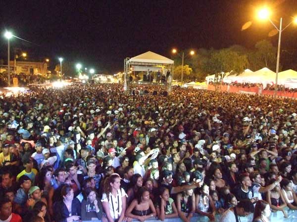 Pov&atilde;o e dan&ccedil;ou na festa dos 20 anos