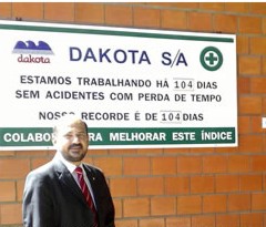 Prefeito Rob&eacute;rio Oliveira na sede da Dakota no Rio Grande do Sul