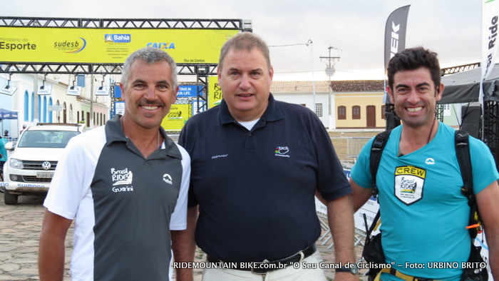Da esq/direita Mario Roma, ao centro o delegado da UCI e Rafael Campos diretor de prova da Brasil Ride