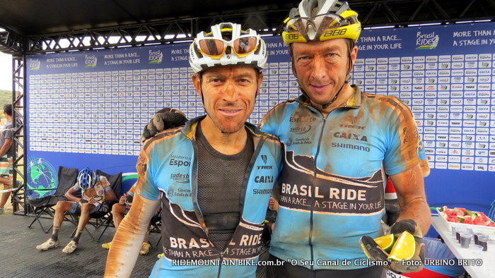 Abra�o Azevedo e Bart Bretjens ap�s a chegada em Mucug�