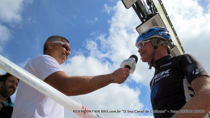 M�rio Roma entrevista o grande Gary Fischer um dos pais do Mountain Bike momentos antes da largada da maratona