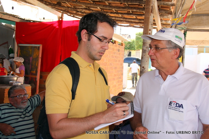 Nelson Luz Pereira idalizador do projeto da Cacha�a Aba�ra sendo entrevistado pelo rep�rter Diego durante o Festival da Cacha�a 2011