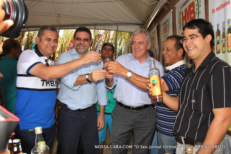 Da esq/direita Jo�o Hip�lito (prefeito de Aba�ra em 2011) Ministro Afonso Florence), Oto Alencar (vice governador) hoje senador eleito e o presidente da C�mara Municipal de Aba�ra