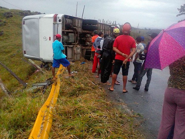 �nibus tomba em estrada da Bahia e deixa duas pessoas mortas (Foto: Carlos Quintino/Criativa On Line)