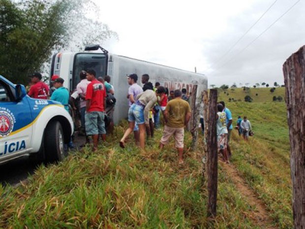 �nibus tomba em estrada da Bahia (Foto: Carlos Quintino/Criativa On Line)