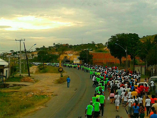 Prociss�o foi realizada na tarde deste domingo, em Candeias, regi�o metropolitana de Salvador (Foto: M�nica Valle/Pastoral da Comunica��o do Santu�rio de Nossa Senhora das Candeias)