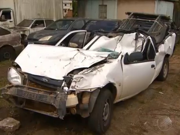 Carro ficou destru�do depois de bater na traseira de ca�amba (Foto: Reprodu��o/TV Bahia)