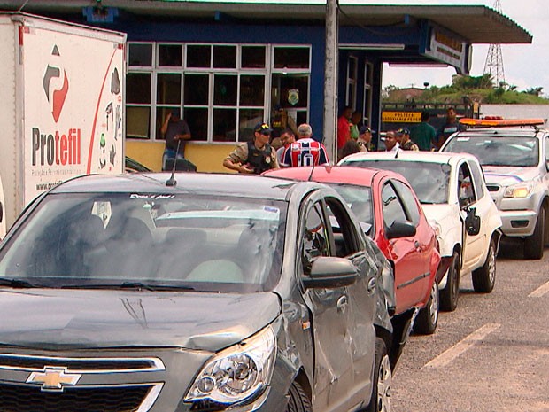 Carros envolvidos no engavetamento na BR-324, trecho da sa�da de Salvador (Foto: Reprodu��o / TV Bahia)