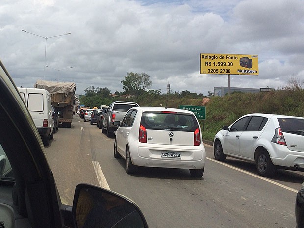 Congestionamento na BR-324 no in�cio da tarde deste s�bado (Foto: Gabriel Gon�alves/G1)