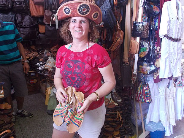 Turista de Foz do Ugua�u comprou uma sand�lia de couro por R$ 50 e achou o pre�o acess�vel. (Foto: Maiana Belo / G1 Bahia)