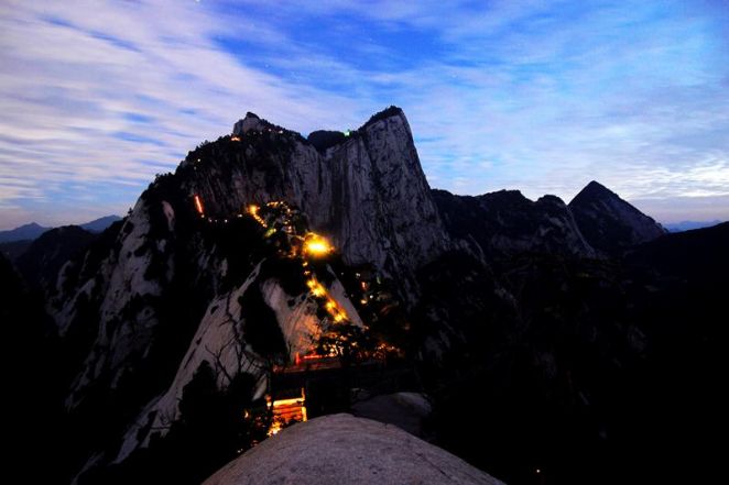 Localizada no Monte Huashan, na China, a trilha � mundialmente conhecida como �Caminho da Morte� - Foto: Divulga��o/Governo da China