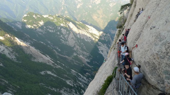 Para conseguir fazer a trilha � necess�rio que o turista seja corajoso e que n�o tenha medo de altura - Foto: Divulga��o/Governo da China