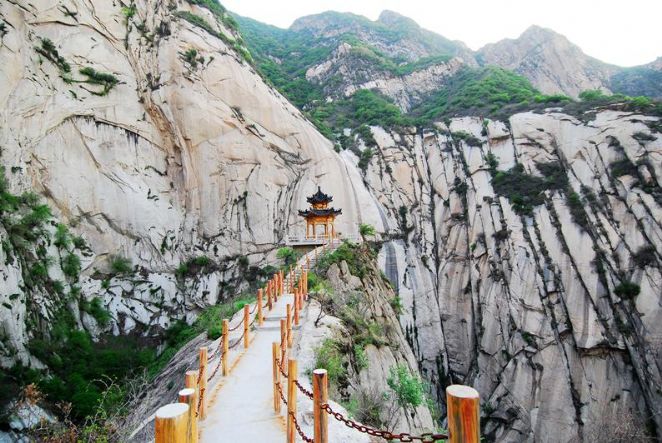 Ap�s passar por alguns templos, o peregrino pegar� uma g�ndola que o leva at� a parte sul da montanha e a trilha come�a se tornar realmente assustadora - Foto: Divulga��o/Governo da China