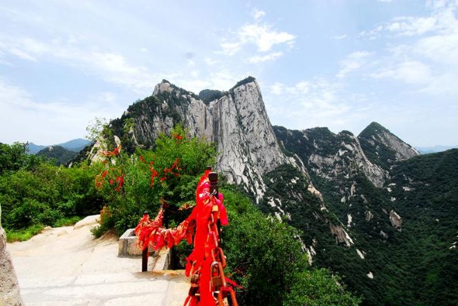 A trilha se inicia com a longa escadaria e � medida que se aproxima do cume do penhasco, o caminho vai se dificultando cada vez mais - Foto: Divulga��o/Governo da China