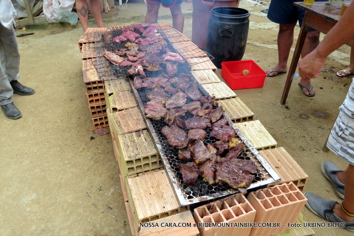 Muito carne assada regada a cerveja gelada 