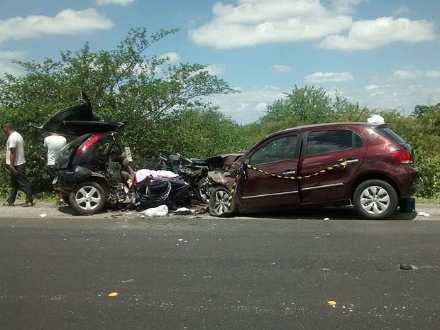 Carro fica destru�do ap�s batida frontal, na regi�o de Juazeiro, no norte da Bahia. (Foto: Priscila Guedes/ TV Norte)