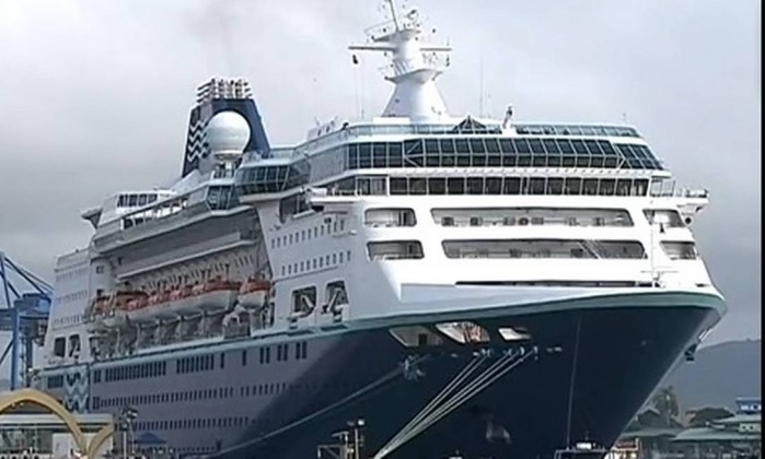 Navio est� cercado por barcos desde segunda-feira, em Itaja�, Santa Catarina - Reprodu��o/RBS TV  Leia mais sobre esse assunto em http://oglobo.globo.com/brasil/termina-protesto-de-pescadores-em-santa-catarina-grupo-cercava-navio-com-23-mil-passageiros-14976685#ixzz3O499fc1T � 1996 - 2015. Todos direitos reservados a Infoglobo Comunica��o e Participa��es S.A. Este material n�o pode ser publicado, transmitido por broadcast, reescrito ou redistribu�do sem autoriza��o.