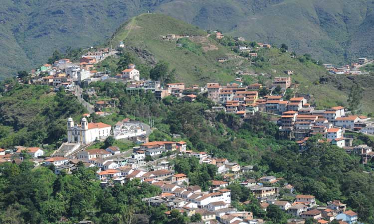 Ouro Preto foi a primeira cidade brasileira a ser reconhecida pela Unesco e comemora 35 anos do t�tulo em 2015, mas ocupa��o irregular dos morros � amea�a n�o s� � seguran�a das fam�lias como ao barroco