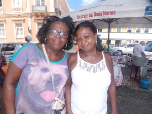 Cec�lia Bernardo ao lado da irm� Maria Neves no ponto da baiana Norma, comandado pela filha Pina Santos. (Foto: Denise Paix�o/G1)