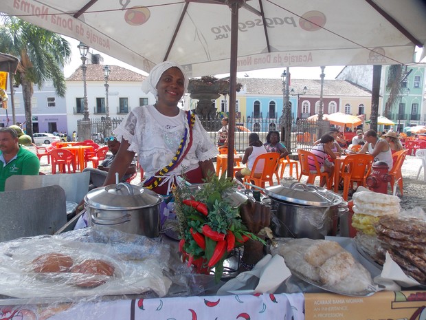 Pina Santos trabalha desde cedo ao lado da m�e, tamb�m baiana de acaraj�. (Foto: Denise Paix�o/G1)