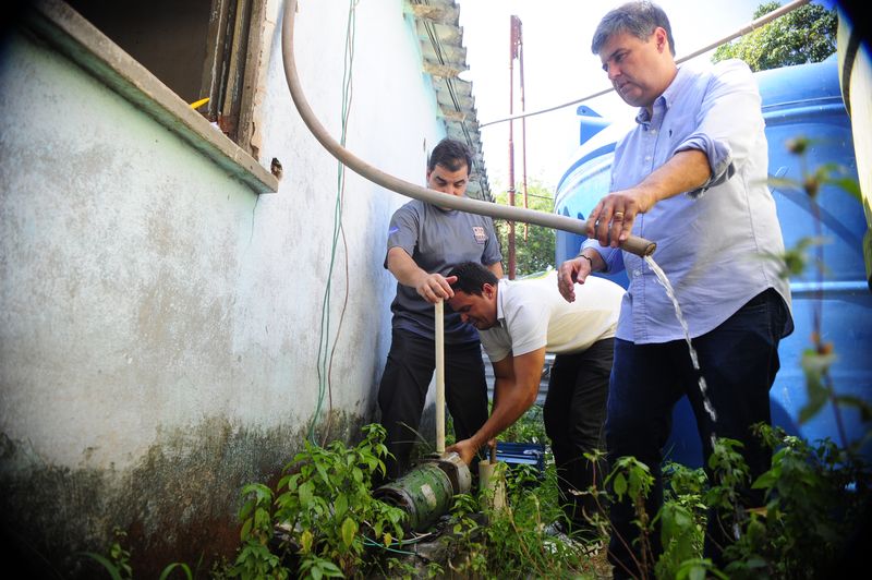 Secretaria do Ambiente realiza opera��o de combate a crimes ambientais no entorno do Parque Estadual Pedra Branca. Ponto de capta��o irregular de �gua foi lacrado pelos fiscais (T�nia R�go/Ag�ncia Brasil)T�nia R�go/Ag�ncia Brasil