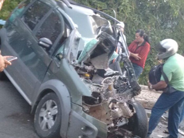 Batida entre �nibus e carro de passeio deixa uma pessoa morta em Ilh�us (Foto: Jamesson Ara�jo/ Site Blog Agravo)