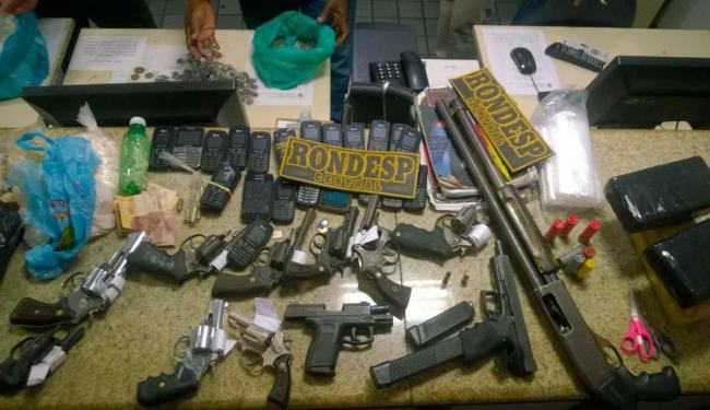 Armas, drogas e celulares foram encontrados pelos policiais