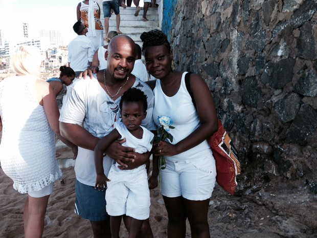 Casal paulista marca presen�a pela primeira vez na Festa de Iemanj� (Foto: Maiana Belo/G1 BA)