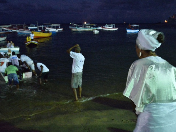 Devotos v�o � beira do mar entregar as oferendas � Rainha do Mar. (Foto: Max Haack/Ag. Haack)