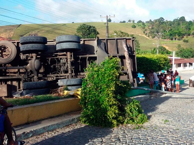 Ve�culo estava carregado de alimentos quando tombou na pista (Foto: Mary Souza/Arquivo pessoal)